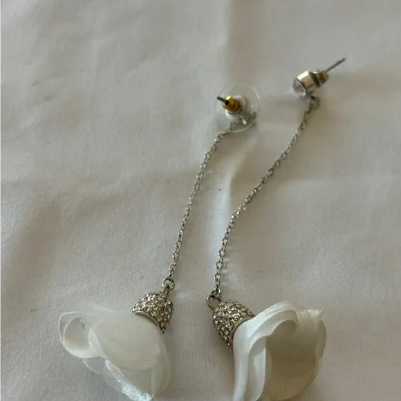 Super Cute White Flower Rhinestone Dangle Earrings - Picture 2 of 3